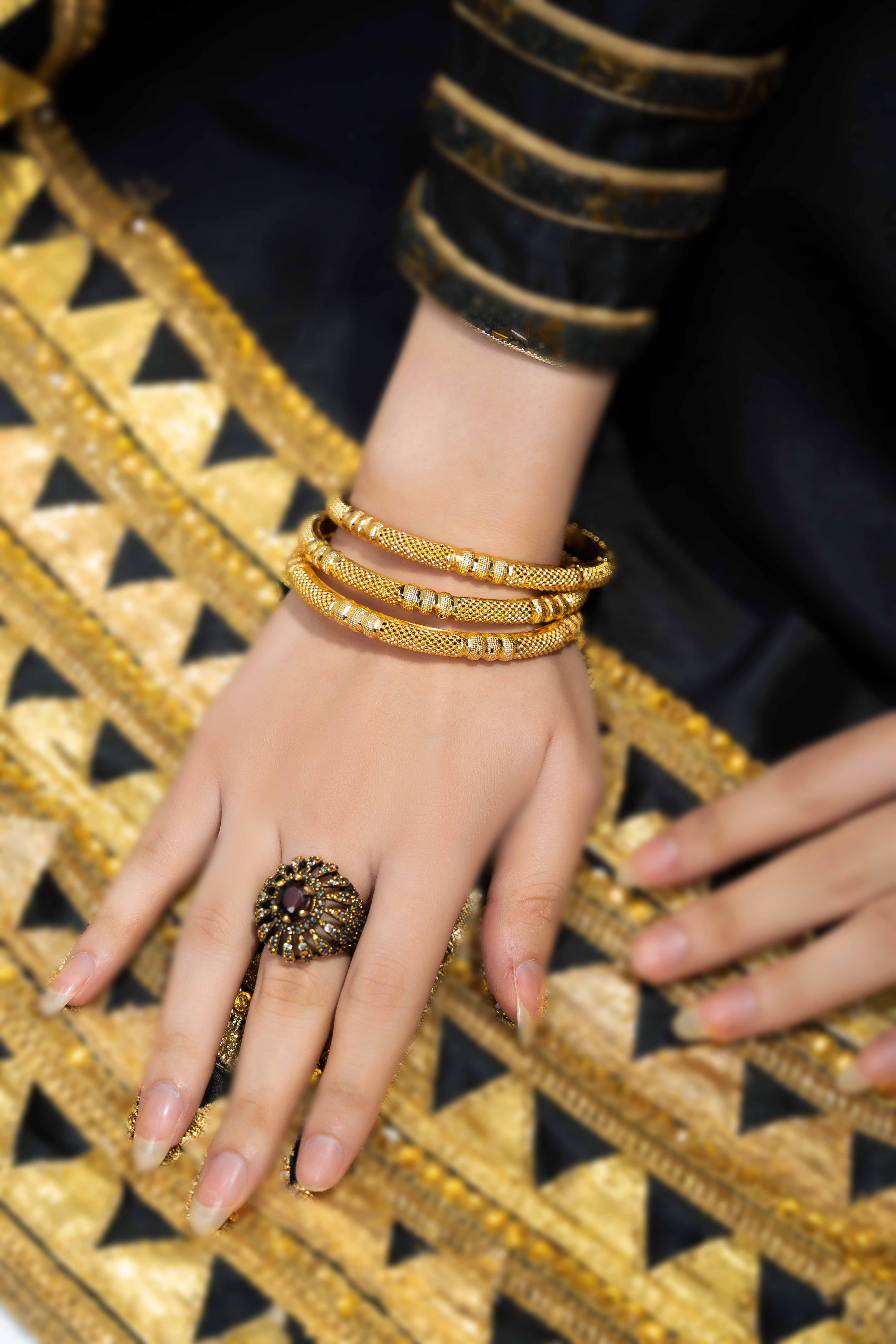 Gold Imitation, set of 6 gold-tone bangles
