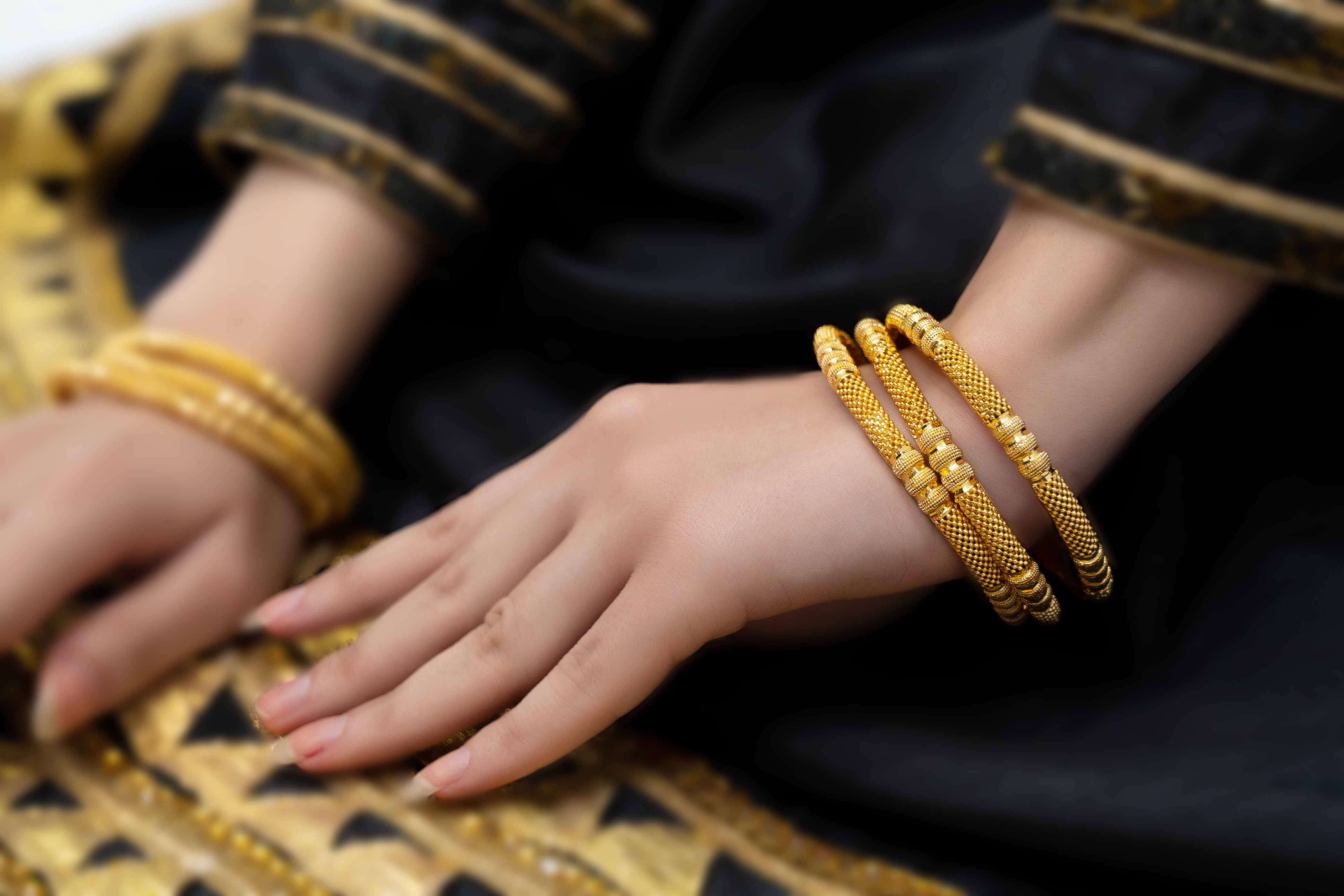 Gold Imitation, set of 6 gold-tone bangles