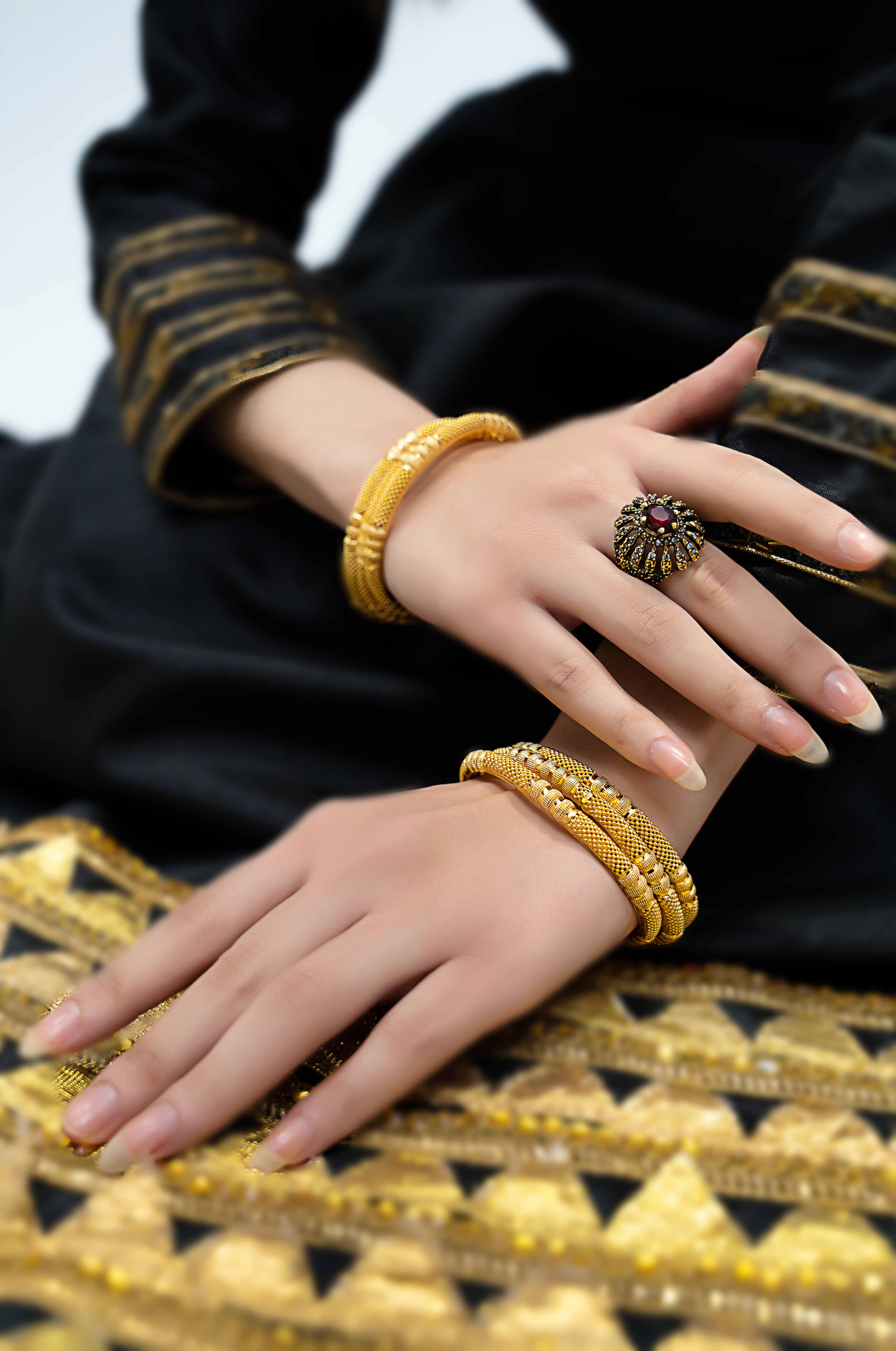 Gold Imitation, set of 6 gold-tone bangles