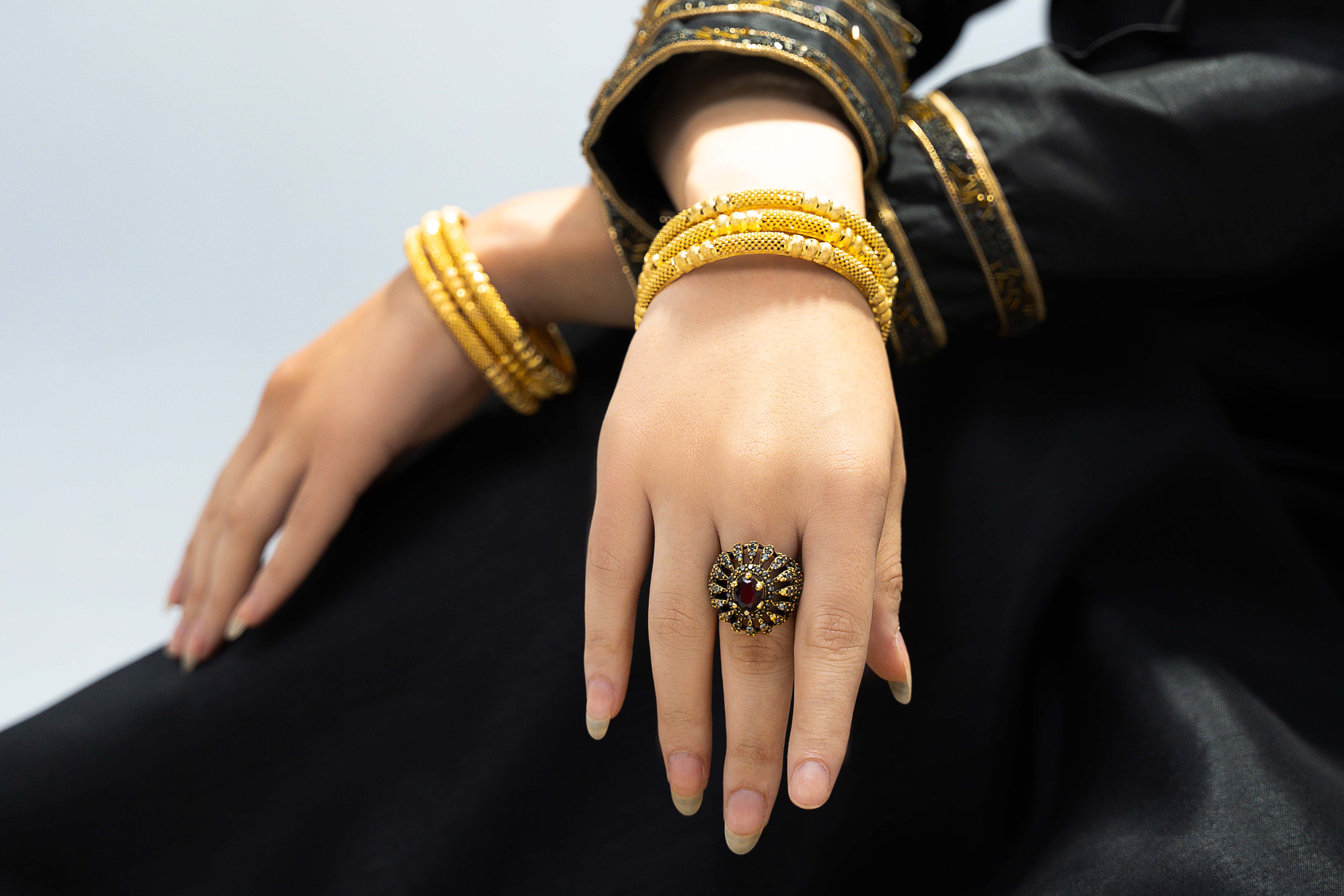 Gold Imitation, set of 6 gold-tone bangles