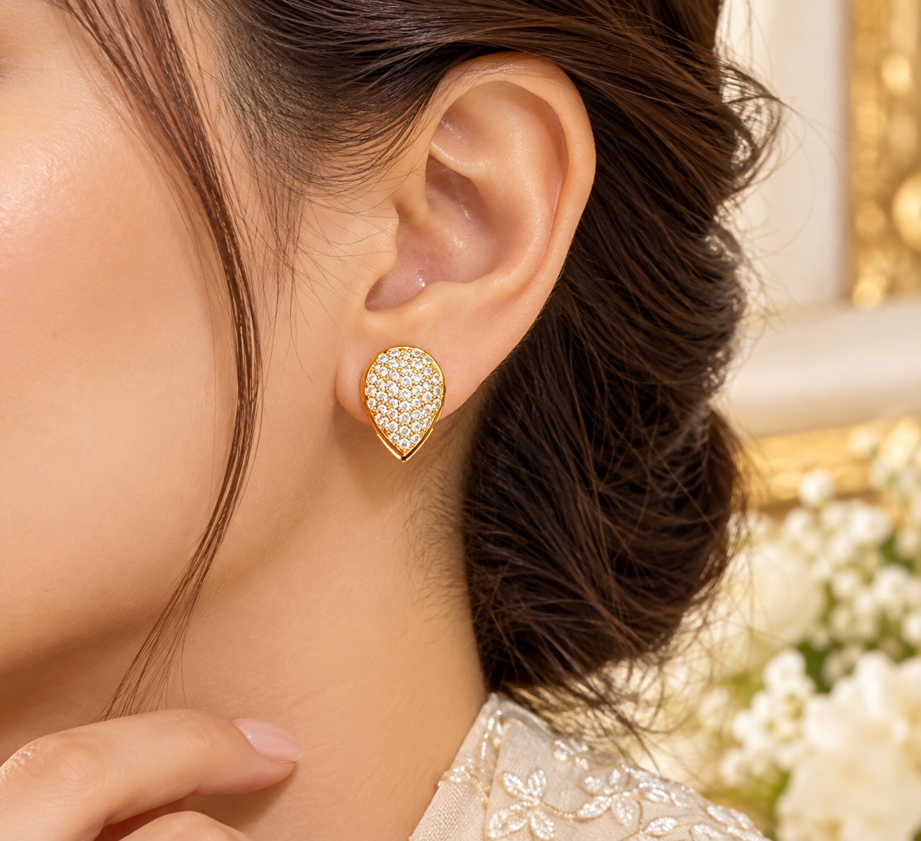 Royal Teardrop Elegance – Gold-Tone Crystal Stud Earrings